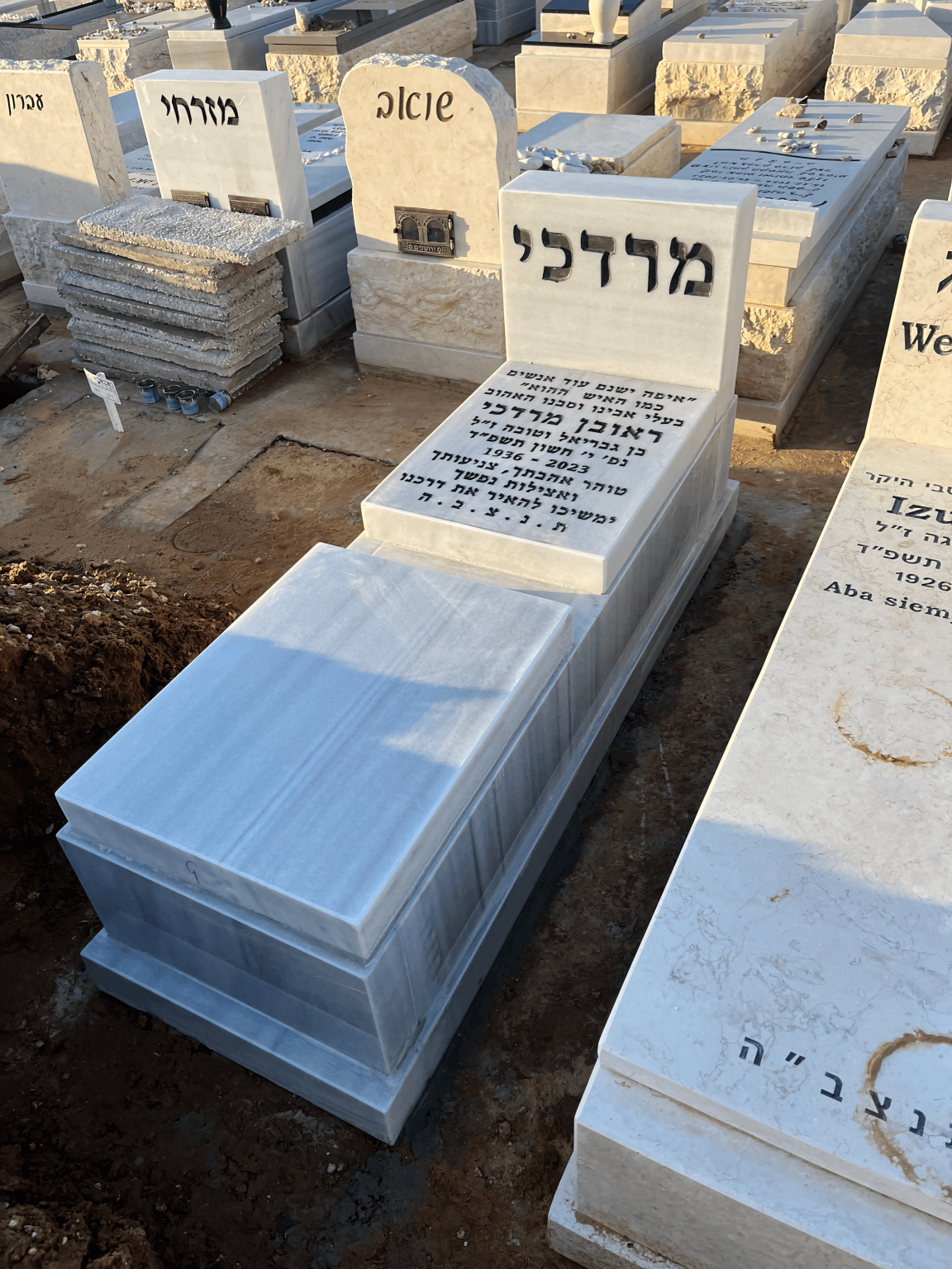 מצבה כפולה, זוגית ומכפלה 3 מצבת שיש לבן בגמר מלוטש