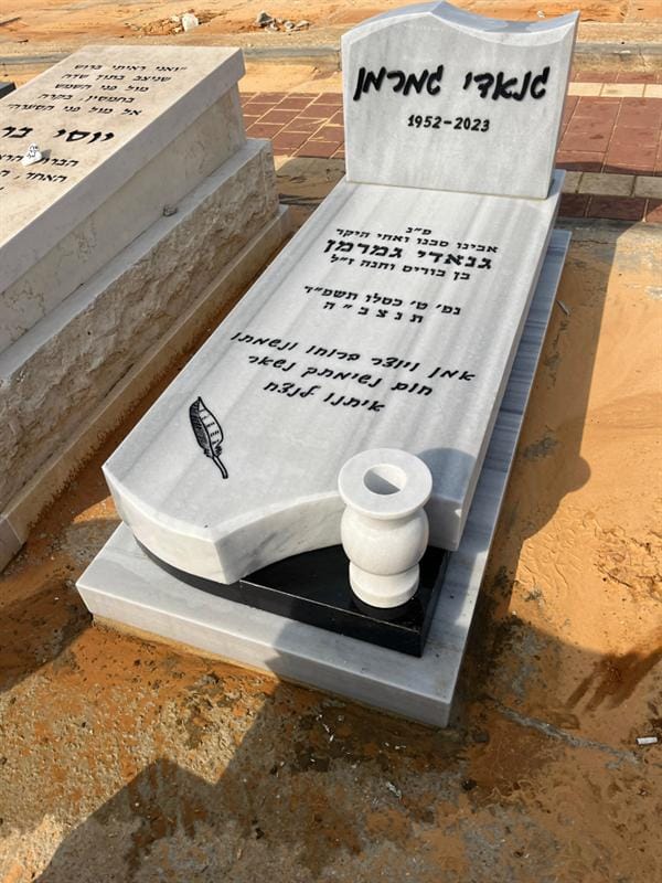 מצבה חדשה מאבן ירושלמית עם עיטור