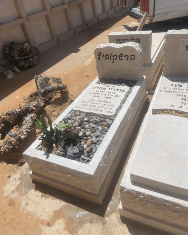 מצבות חדשות בחלקה בבית עלמין
